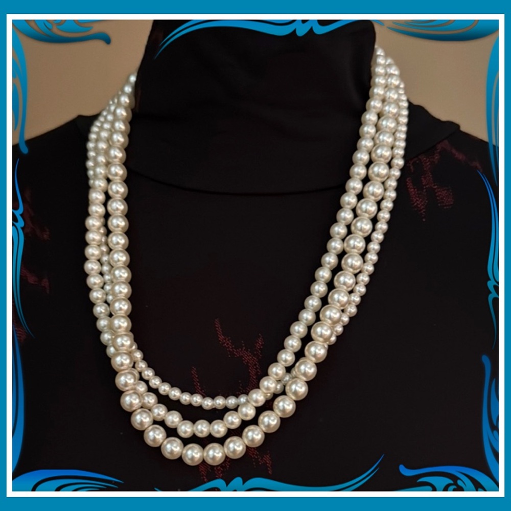 VINTAGE TRIPLE PEARL NECKLACE